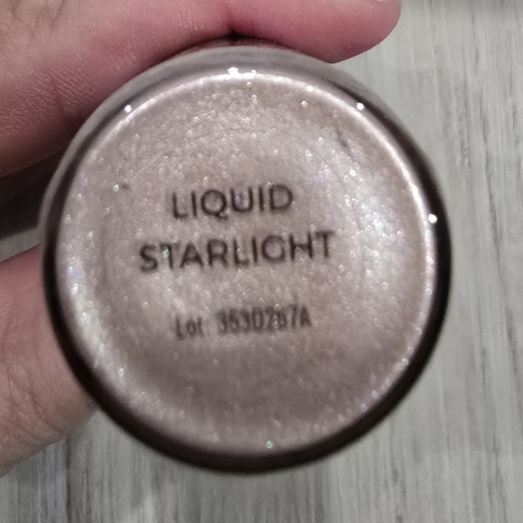 Makeup Revolution Liquid Highlighter Starlight .61 fl Oz New Sealed - Picture 3 of 3